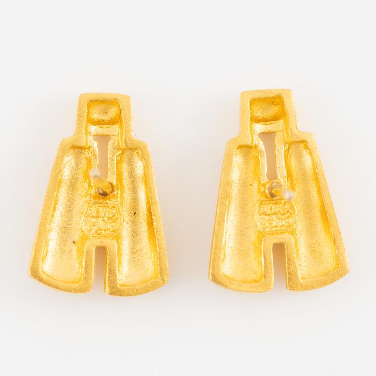 Garnityr av guldsmycken, en collier (14K), ett armband (18K), ett par örhängen (14K) och en ring (14K).