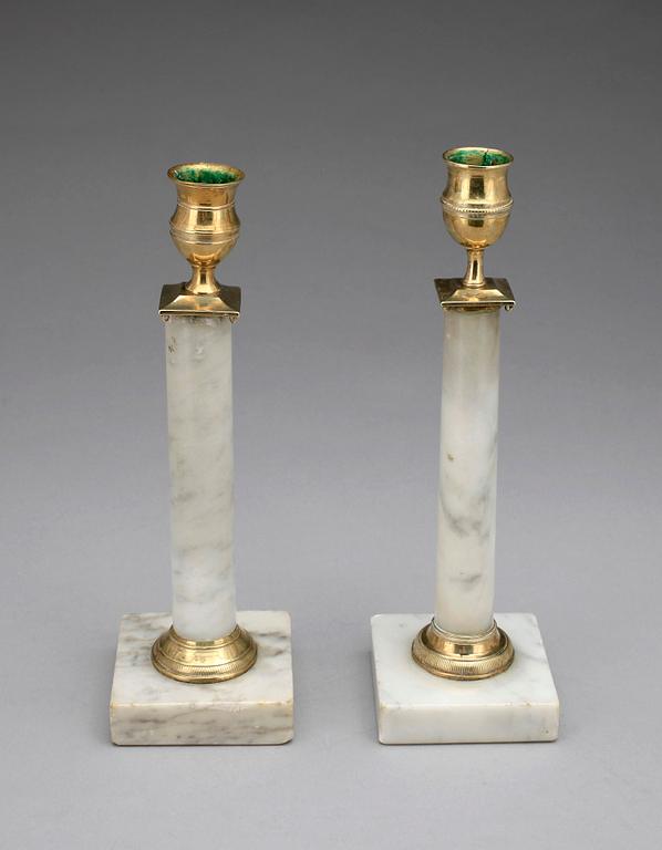 LJUSSTAKAR, 2 st snarlika, vit marmor och mässing. Sengustavianska, omkring 1800.