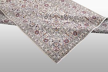 A carpet, Kashan, ca 312 x 200 cm.