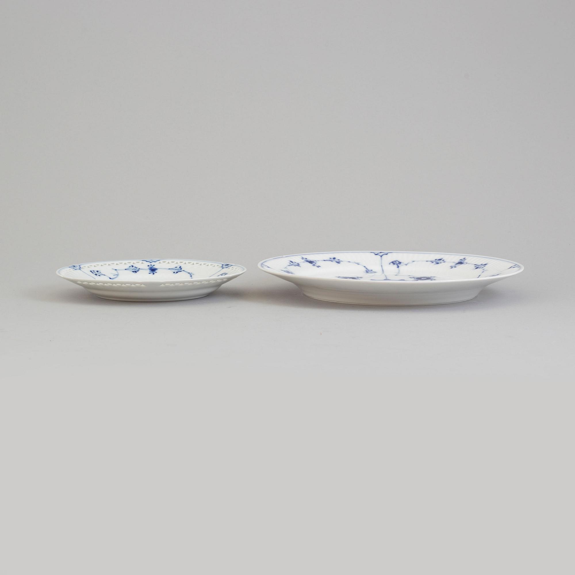 A part tea and coffee porcelain service, 'Musselmalet', Royal Copenhagen and Bing & Gröndal, 20th century (23 pieces).
