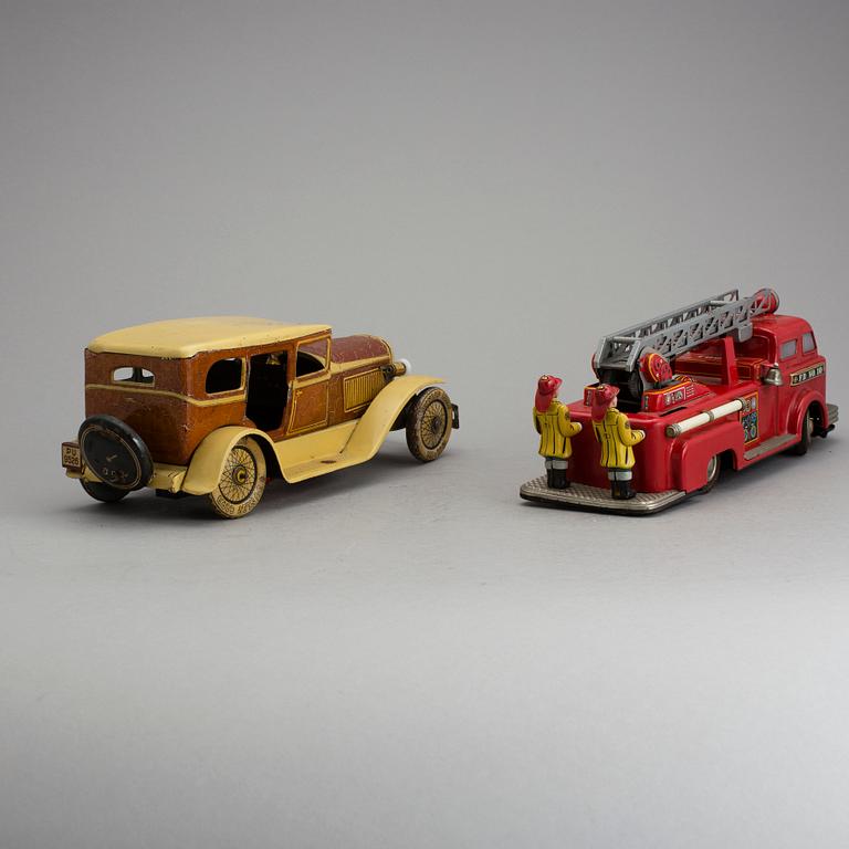 LEKSAKSBILAR, 2 st, plåt. Limousin, Tipp & Co, Tyskland ca 1930-tal. Brandbil, Linemar Toys, Junior Toy, ca 1950-tal.