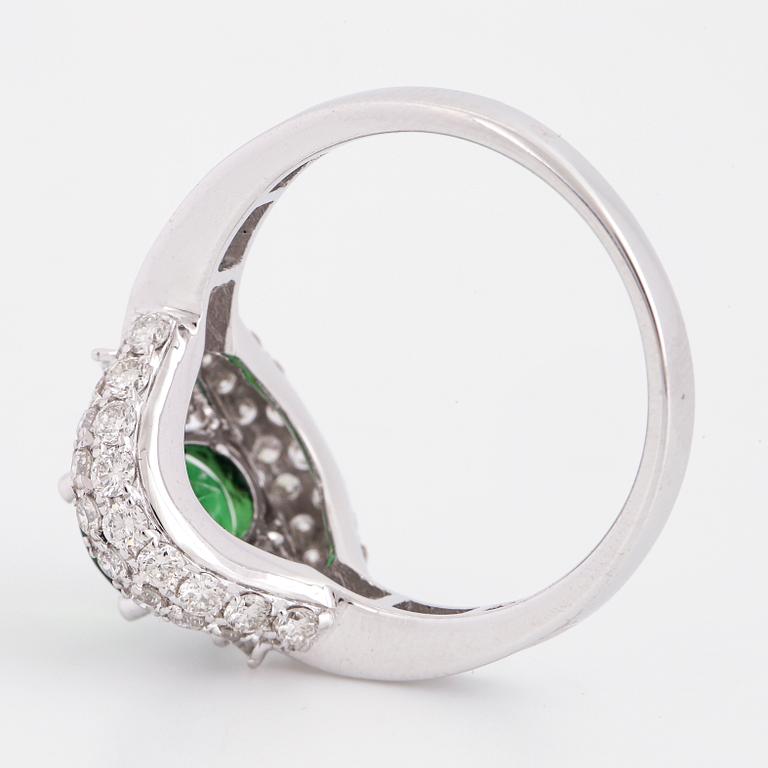 RING, med tsavorit, baguette och briljantslipade diamanter.