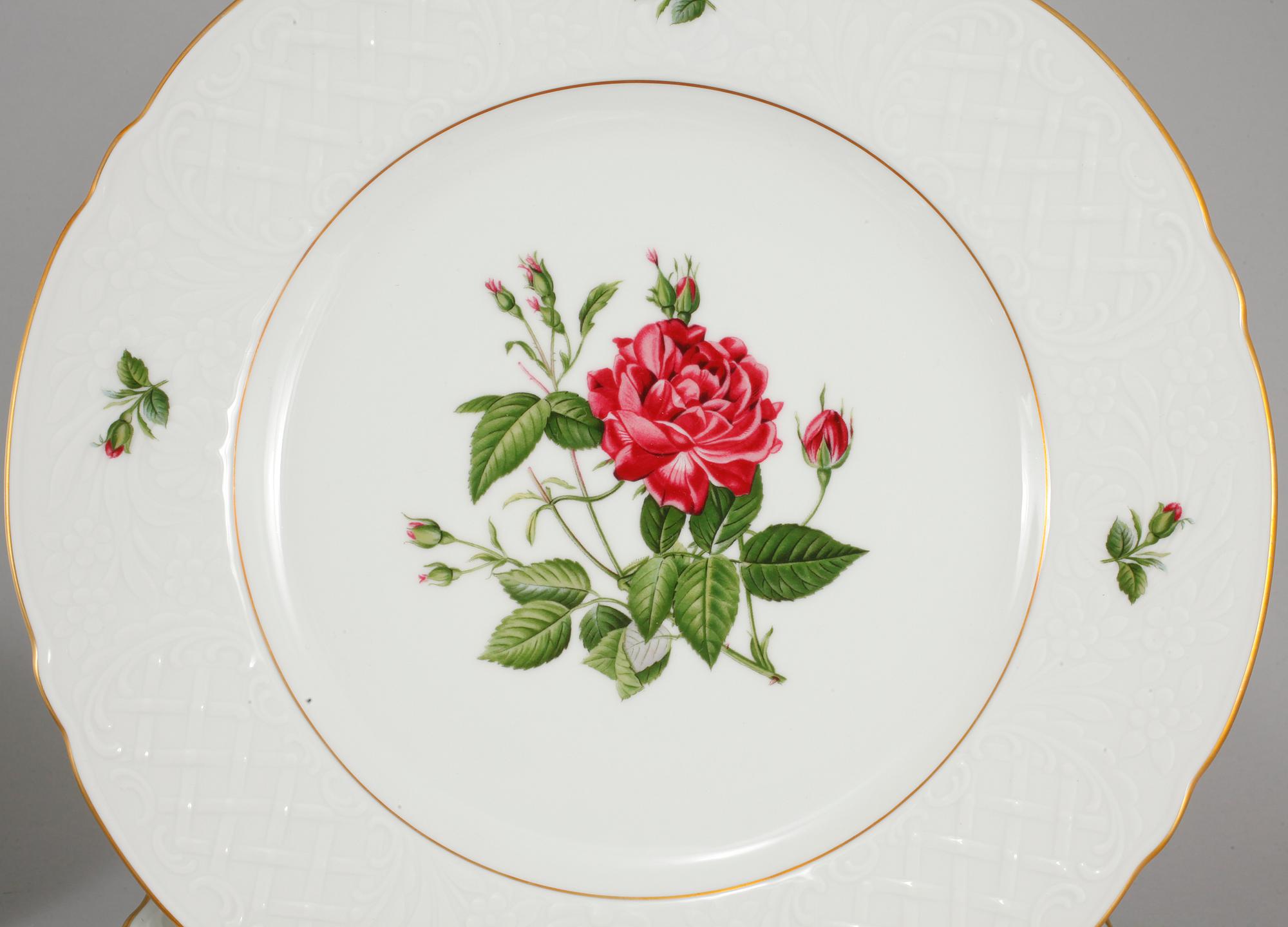 SERVISDELAR, 70 st, porslin,"Les roses classiques",  Fyrklövern, 1900-talets sista del.