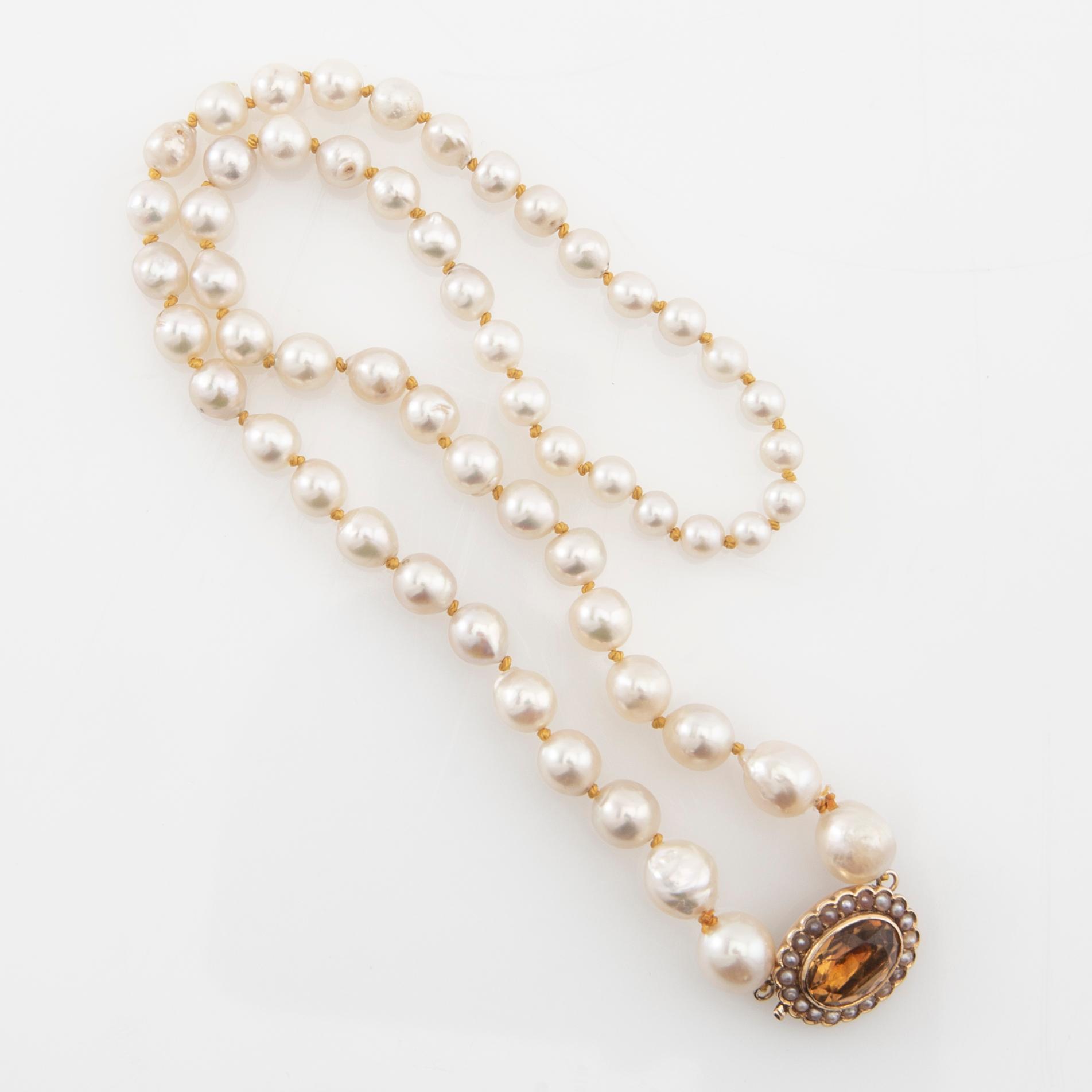 Halsband av odlade pärlor med lås av 18K guld, seedpärlor och en ovalt fasetterad citrin.