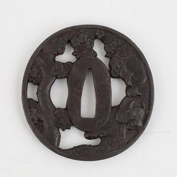 Tsuba, fyra stycken i kiri-box, järn och brons, 1700- och 1800-tal.