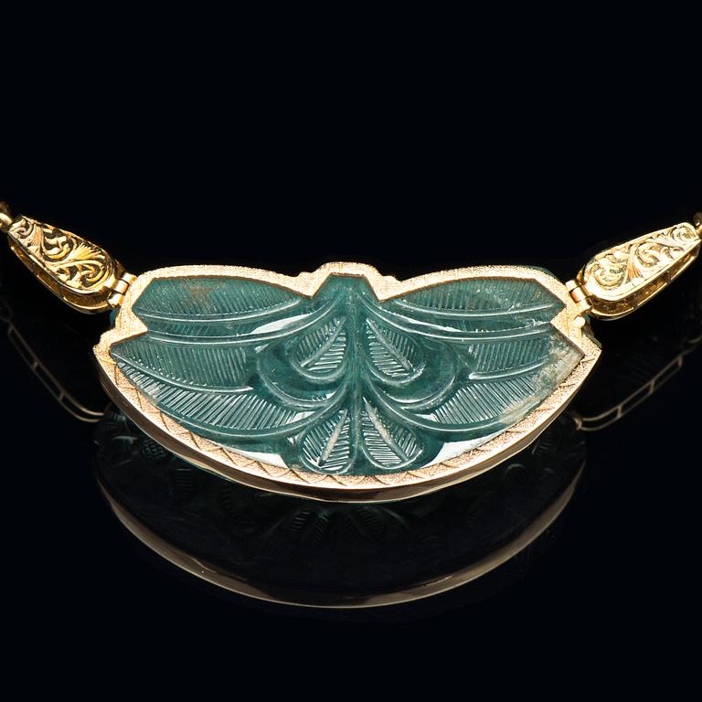 COLLIER, graverad akvamarin, briljantslipade diamanter, 18K guld.
