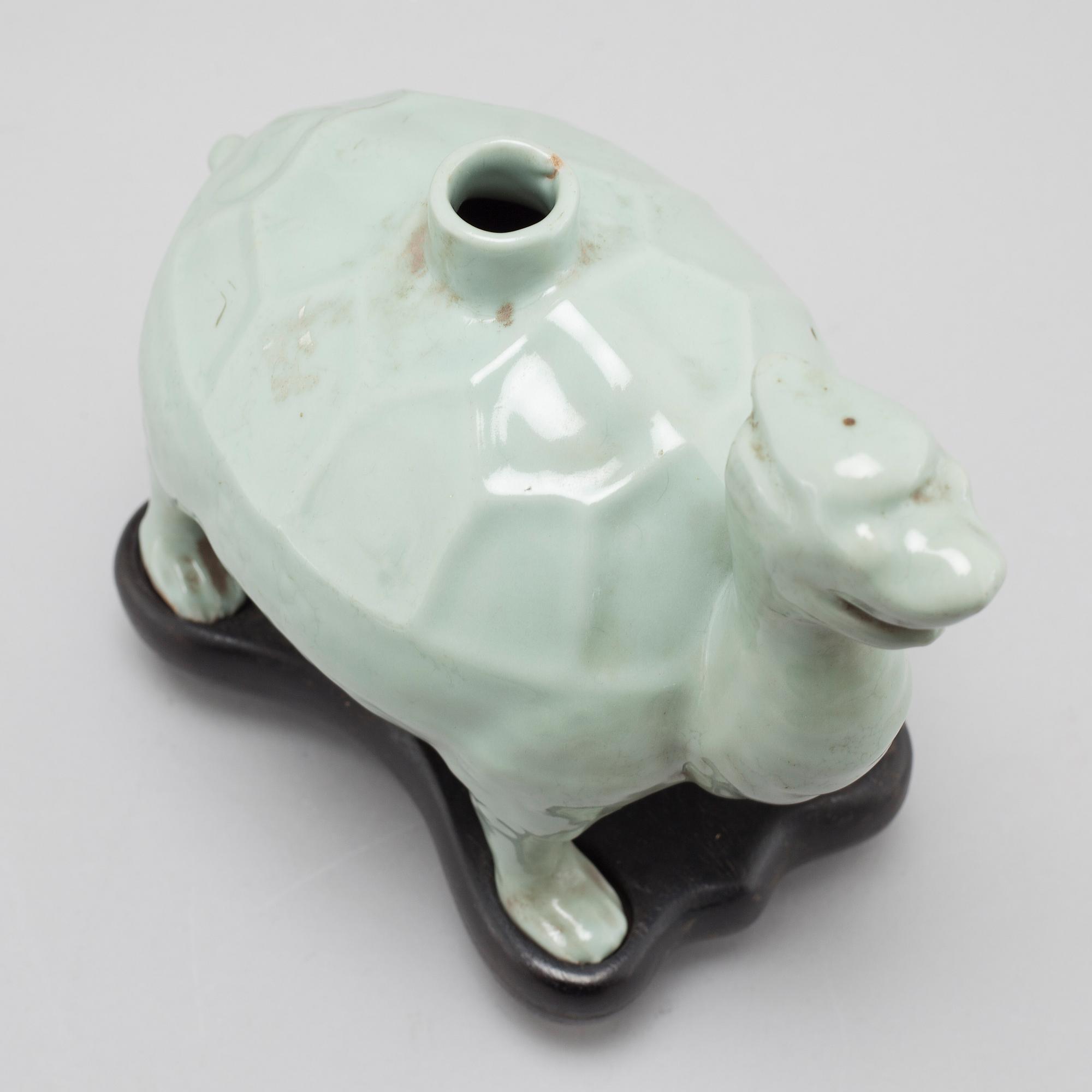 A celadon glazed water dropper, Qing dynasty (1644-1912).