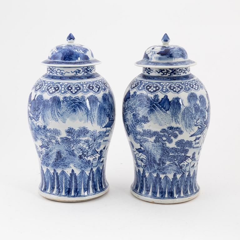 A pair of Chinese blue and white urns with cover, 20th century.