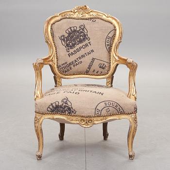 KARMSTOL, rokokostil. 1900-talets andra hälft.