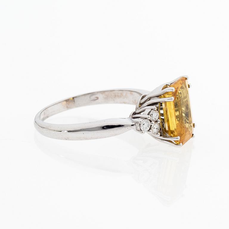 A RING, emerald cut yellow sapphire, brilliant cut diamonds, 18K white gold.