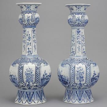 VASER, ett par, porslin, Delft, 1800-/1900-tal.