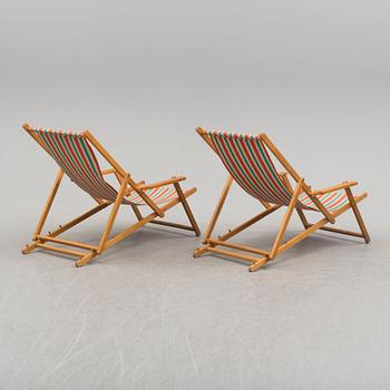 A pair of mid 20th century beech sun chairs.