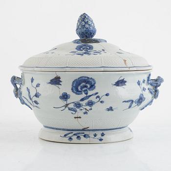 A blue and white porcelain tureen with cover, China, Qianlong (1736-95).