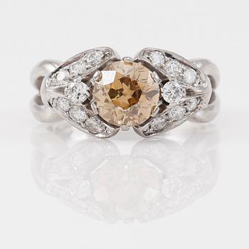 RING, 18K vitguld, gammalslipad diamant ca 1.50 ct, 14 mindre diamanter tot ca 0.40 ct, svenska stämplar.