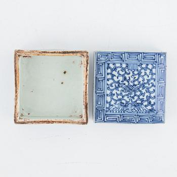 Ask med lock, två stycken, tedosa, samt vas, porslin. Kina, 1700/1900-tal.