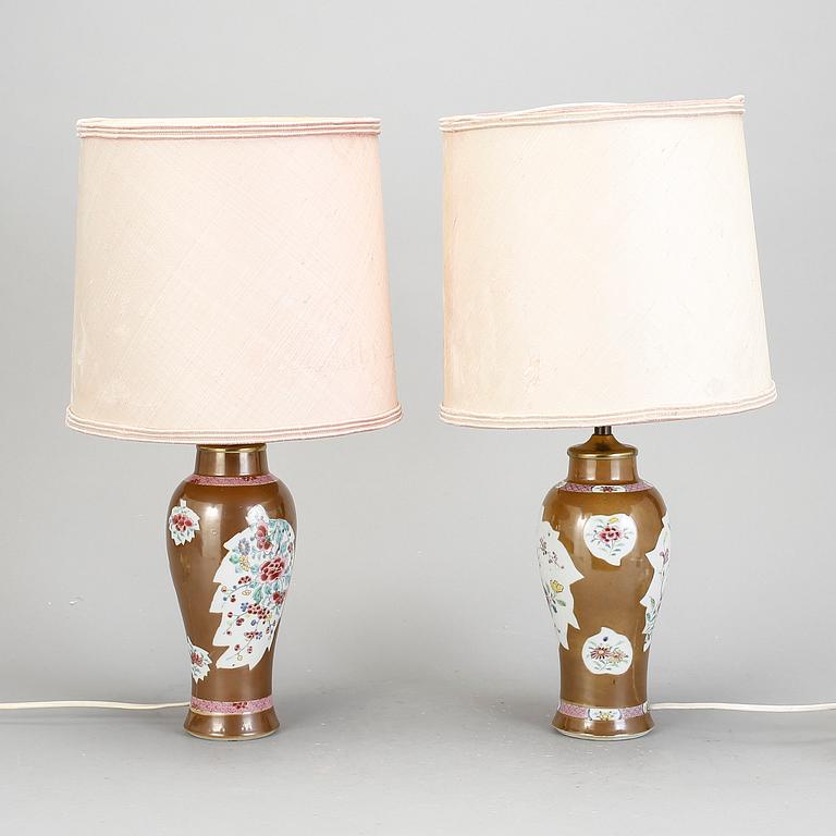 BORDSLAMPOR, ett par, porslin, Qingdynastin, Qianlong (1736-95).