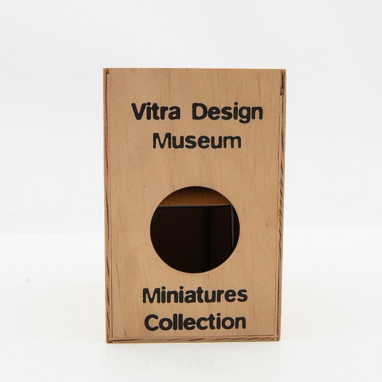 Jean Prouvé, miniatyr, "Standard Chair", Vitra design museum.