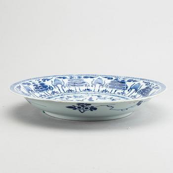 A Chinese Kangxi blue and white porcelain plate.