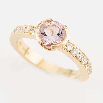 Ring in 18K gold with a faceted morganite and round brilliant-cut diamonds.
