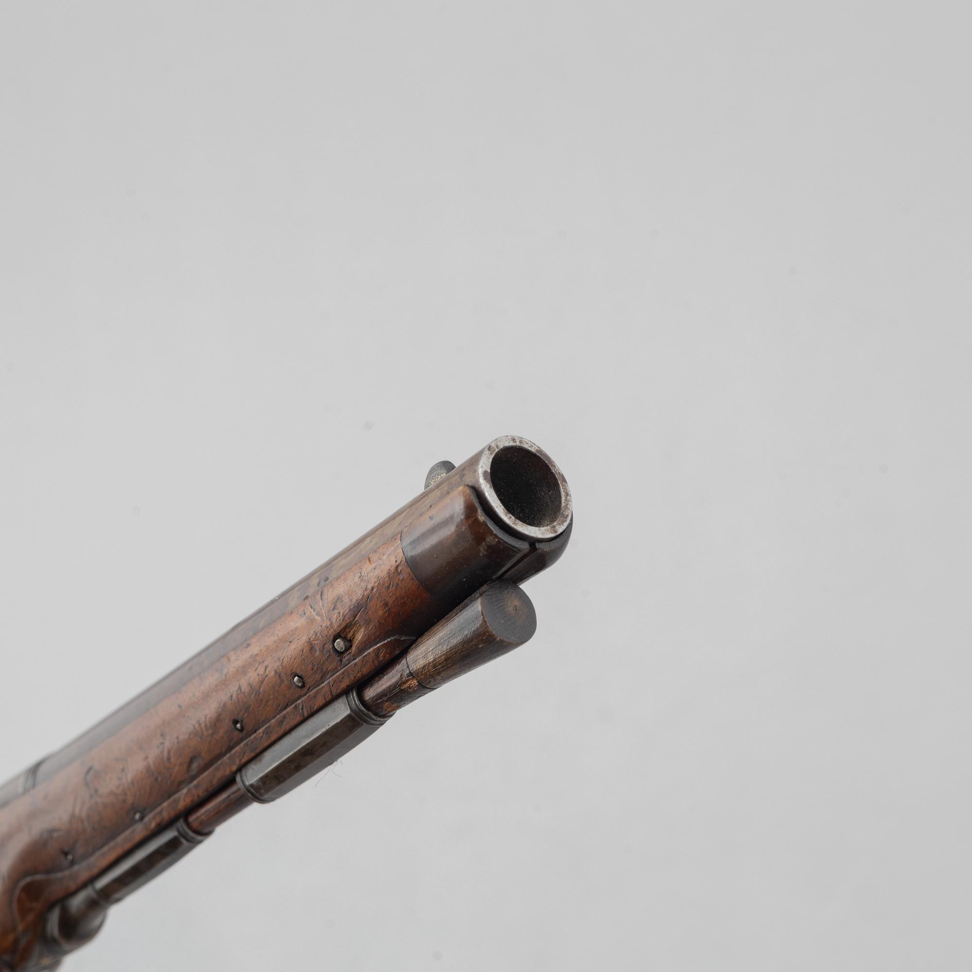 Slaglåspistoler, ett par, ändrade från flintlås,  Nusbaum Stockholm, 1700-talets mitt.