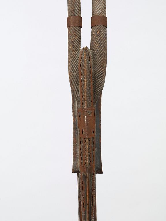 HUVUDPRYDNAD. Tshiwara/Ciwara (stiliserad antilophane). Trä med metallbeslag.