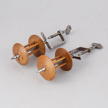 TRÅDVINDOR, ett par sengustavianska Stockholmsarbeten, polerat stål och fruktträ.