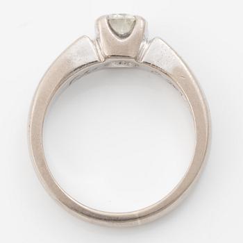 Ring, 18K white gold, with a brilliant-cut diamond of 0.56 ct according to engraving.