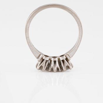 RING, 18K vitguld med 3 briljantslipade diamanter 0.45 ct, kattfotstämplad. Vikt 3,9 gram.