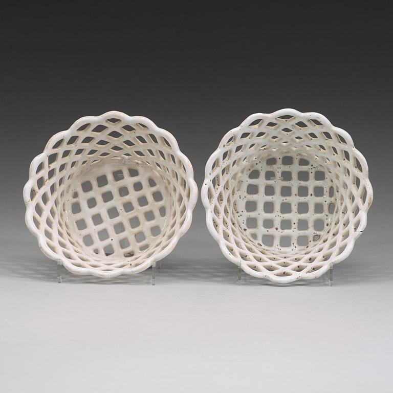 A pair of Swedish faience chesnut baskets, Rörstrand, 1700-tal.