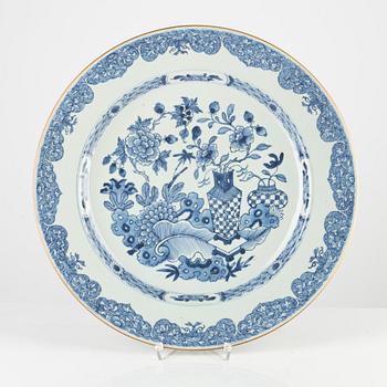 A blue and white Chinese porcelain dish, Yongzheng (1723-35).