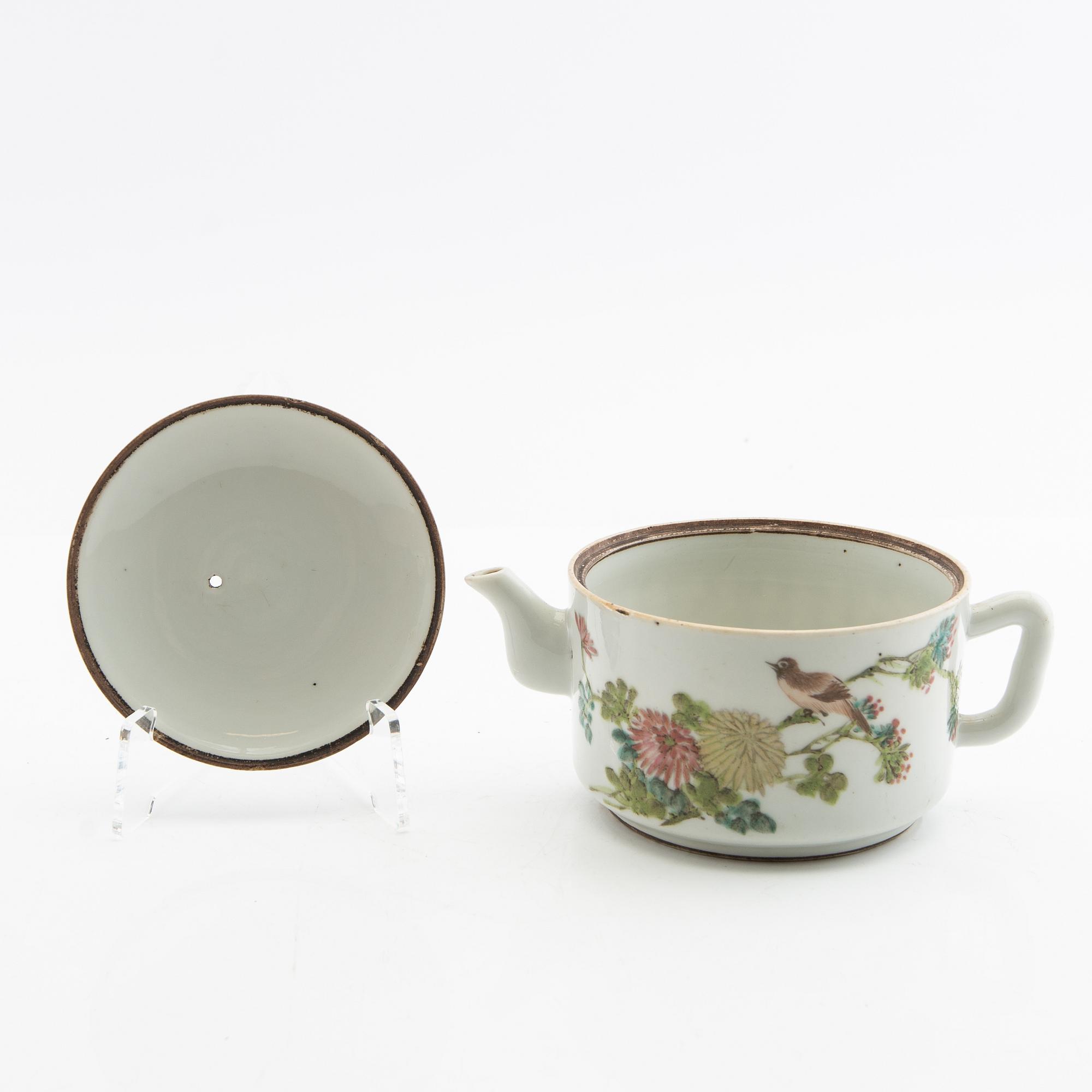 A set of three differently decorated tea pots with covers, Qing dynasty, 18century and 20th century.