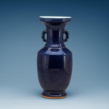 1629. A powder blue vase, Qing dynasty, 19th Century.