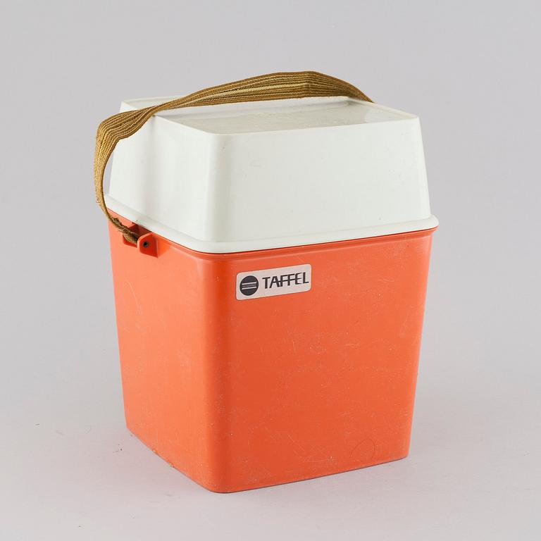 A "Taffel" plastic picnic set, designed by Sigvard Bernadotte and Acton Bjørn for Husqvarna Borstfabrik, 1960/70s.