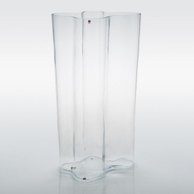 Alvar Aalto, a '0551' vase signed Alvar Aalto Iittala 2006.