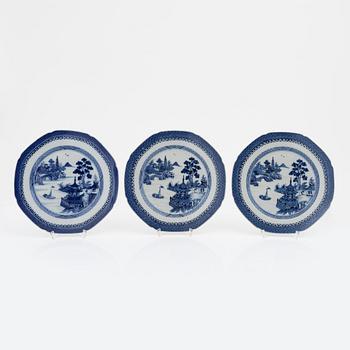 Stekfat, 3 st samt tallrikar, 3 st, kompaniporslin, Kina, Qing dynastin, 1700-1800-tal.