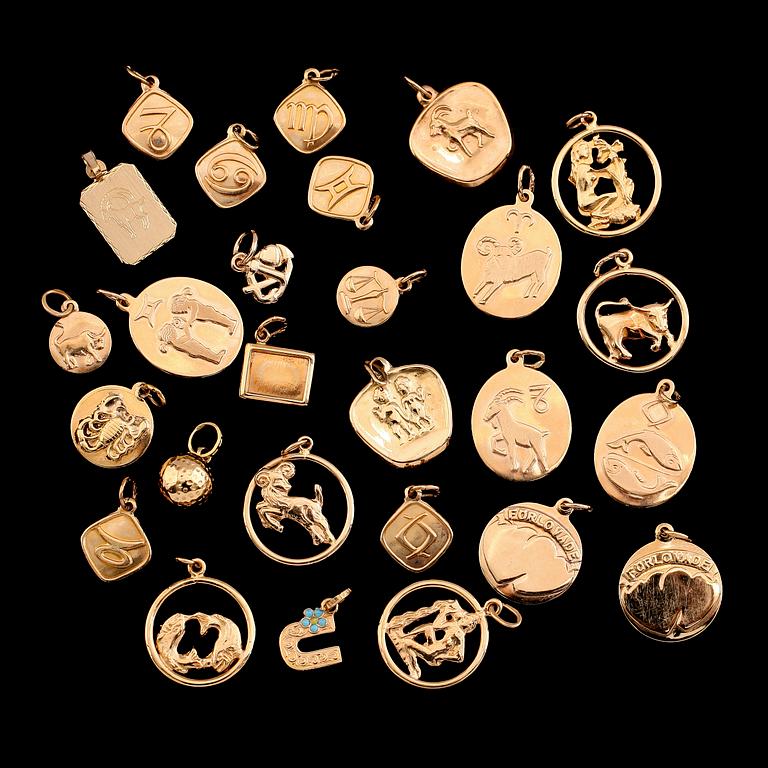 BERLOCKER, 27 st, 18 k guld. Vikt ca 27 gram.