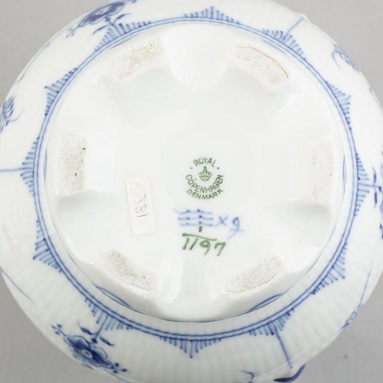Vas, porslin, Royal Copenhagen, "Musselmalet helblond", modell 1197, 1941.