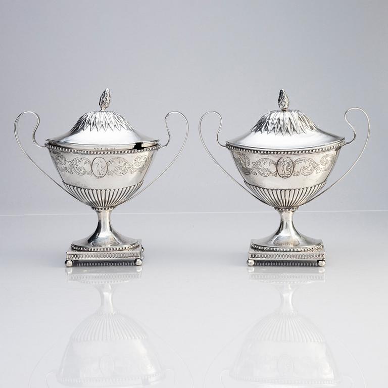 Johannes Gadd, ett par sockerskålar med lock, silver, Umeå 1791. Gustavianska.