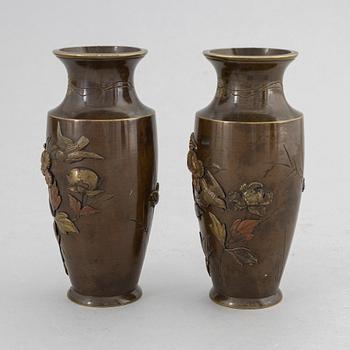 Vaser, ett par, brons, Japan, Meiji (1868-1912).