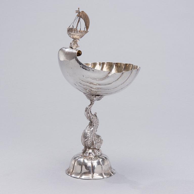 SNÄCKPOKAL PÅ FOT, silver, Tyskland 1900-talets mitt, vikt 324 g.