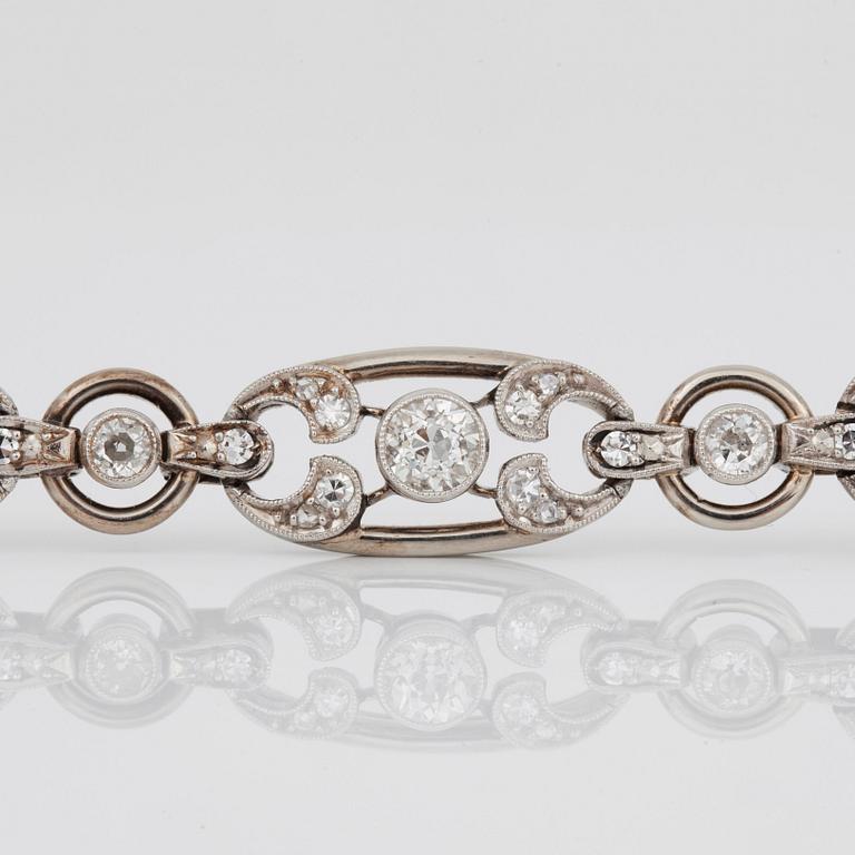 An Art Deco necklace that can be worn as a bracelet. Set with old-and rose-cut diamonds. Total carat weight ca 6.00 cts.