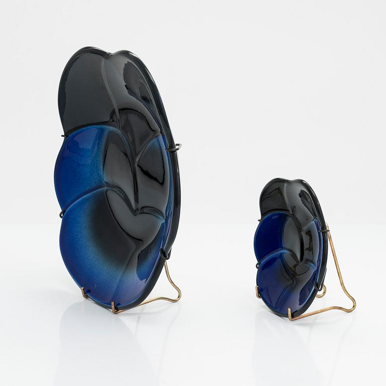 Birger Kaipiainen, dekorationsfat, 2 st, "Viola", stämpelmärkta, Arabia, 1900-talets slut.