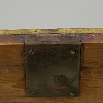 An early 10th gentury Gustavian chest of drawers.