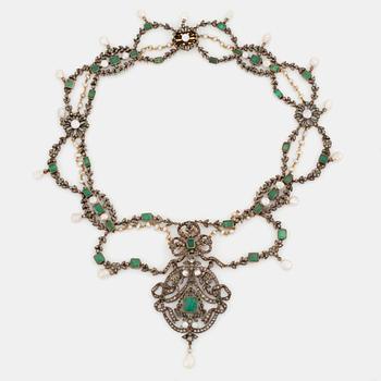 405. A 19th century emerald necklace.