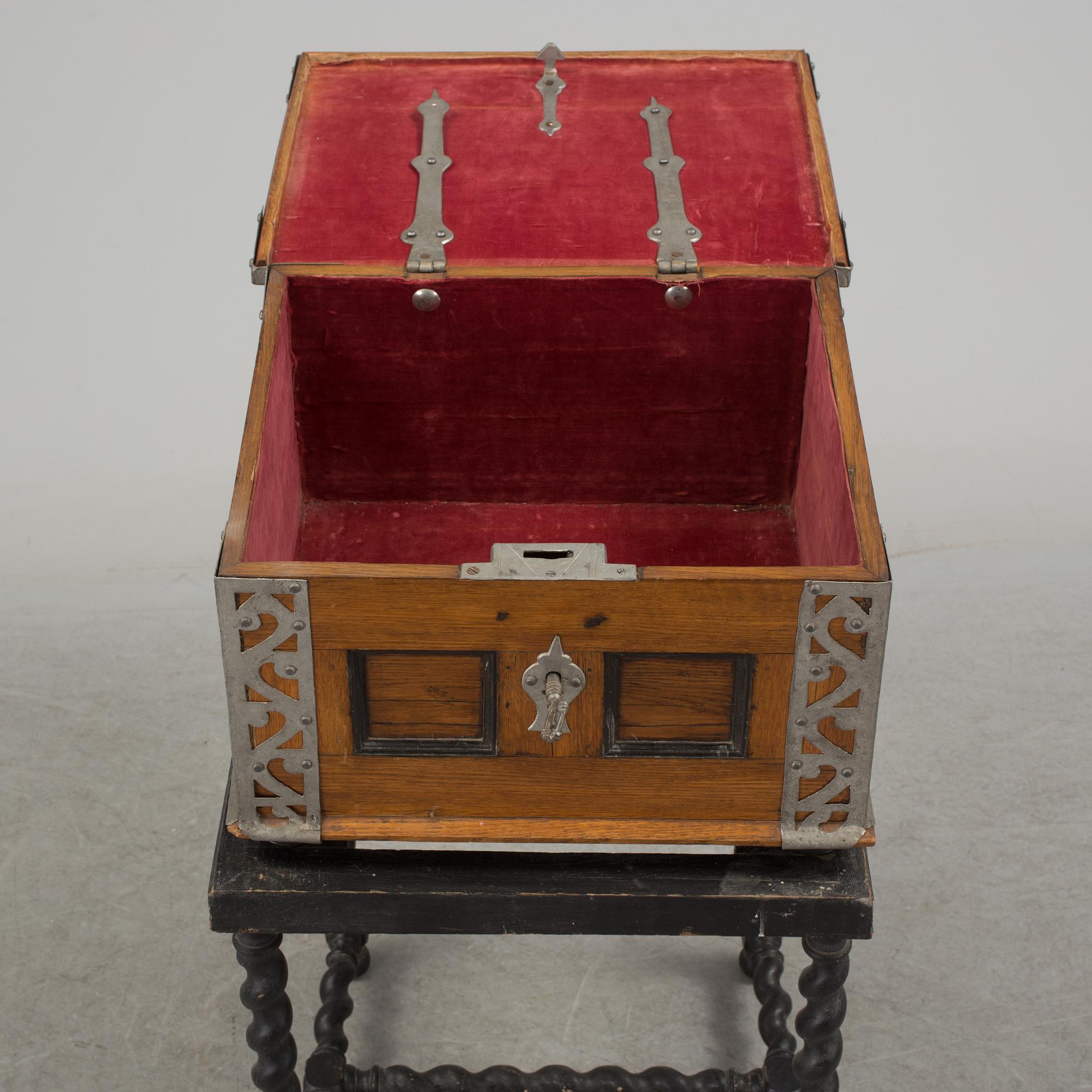 A baroque case on later stand.