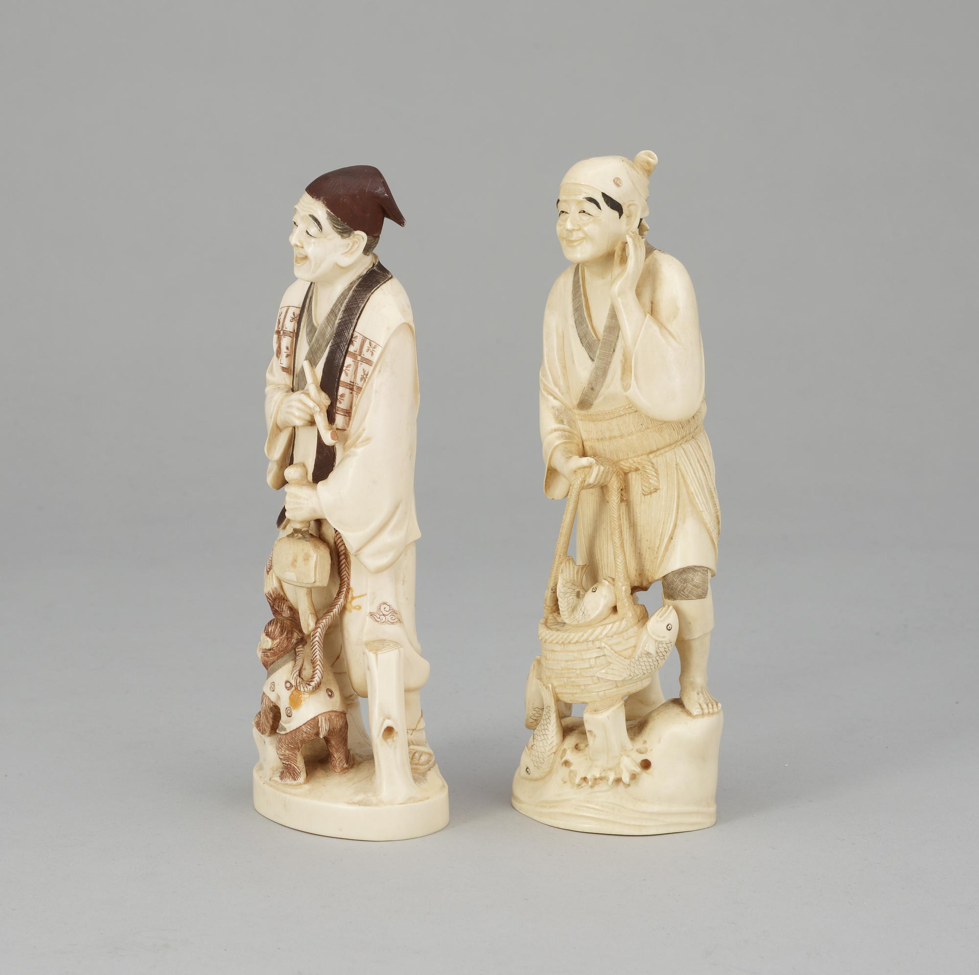 A pair of Japanese ivory figures, ca 1900.