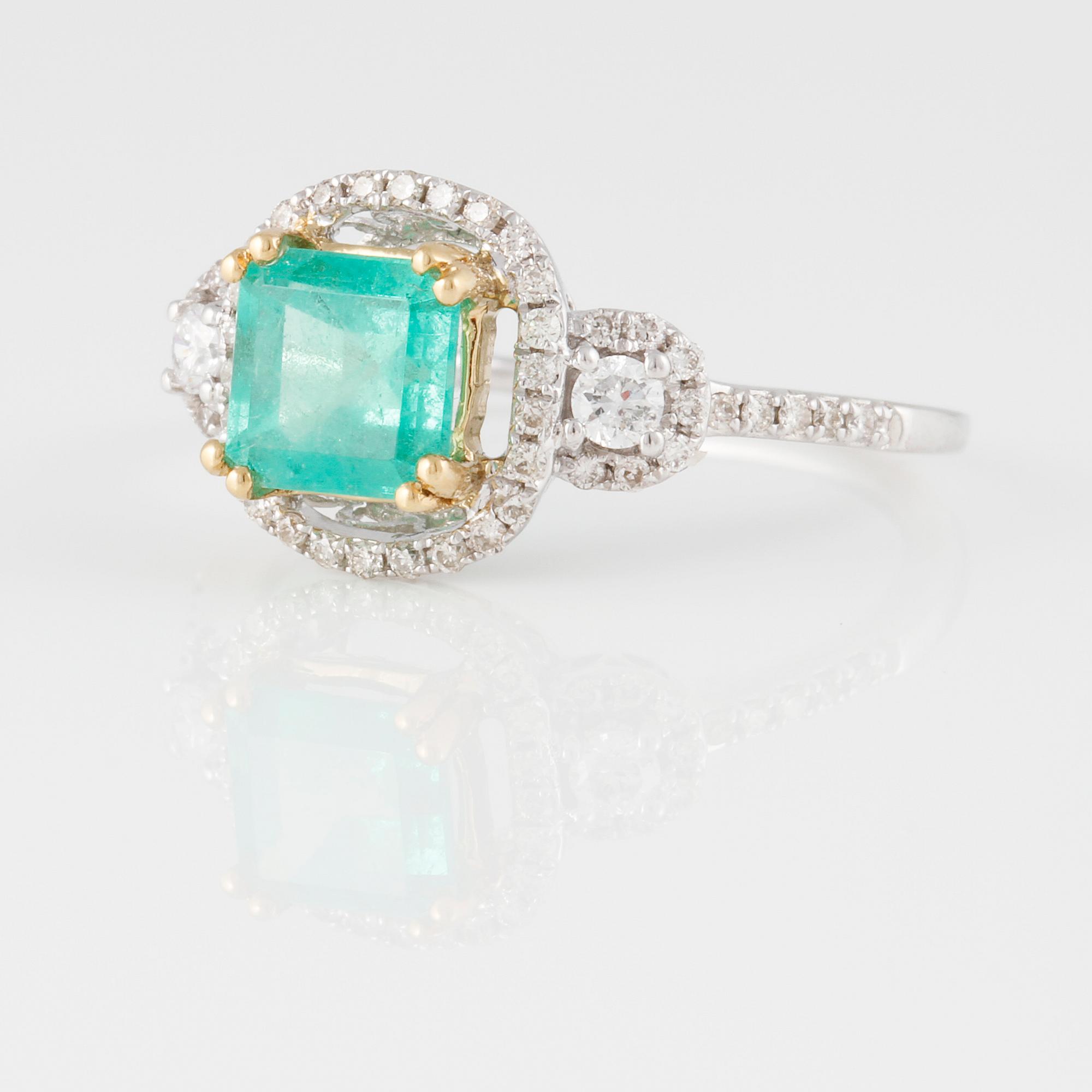 RING, 18K vitguld med briljantslipade diamanter ca 0.30 ct samt smaragdslipad smaragd ca 1.15 ct. Vikt 3,1 gram.
