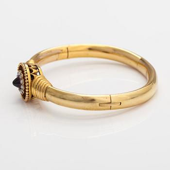 A Tillander, Armband, 14K guld, granat och pärlor. S:t Petersburg, tidigt 1900-tal.