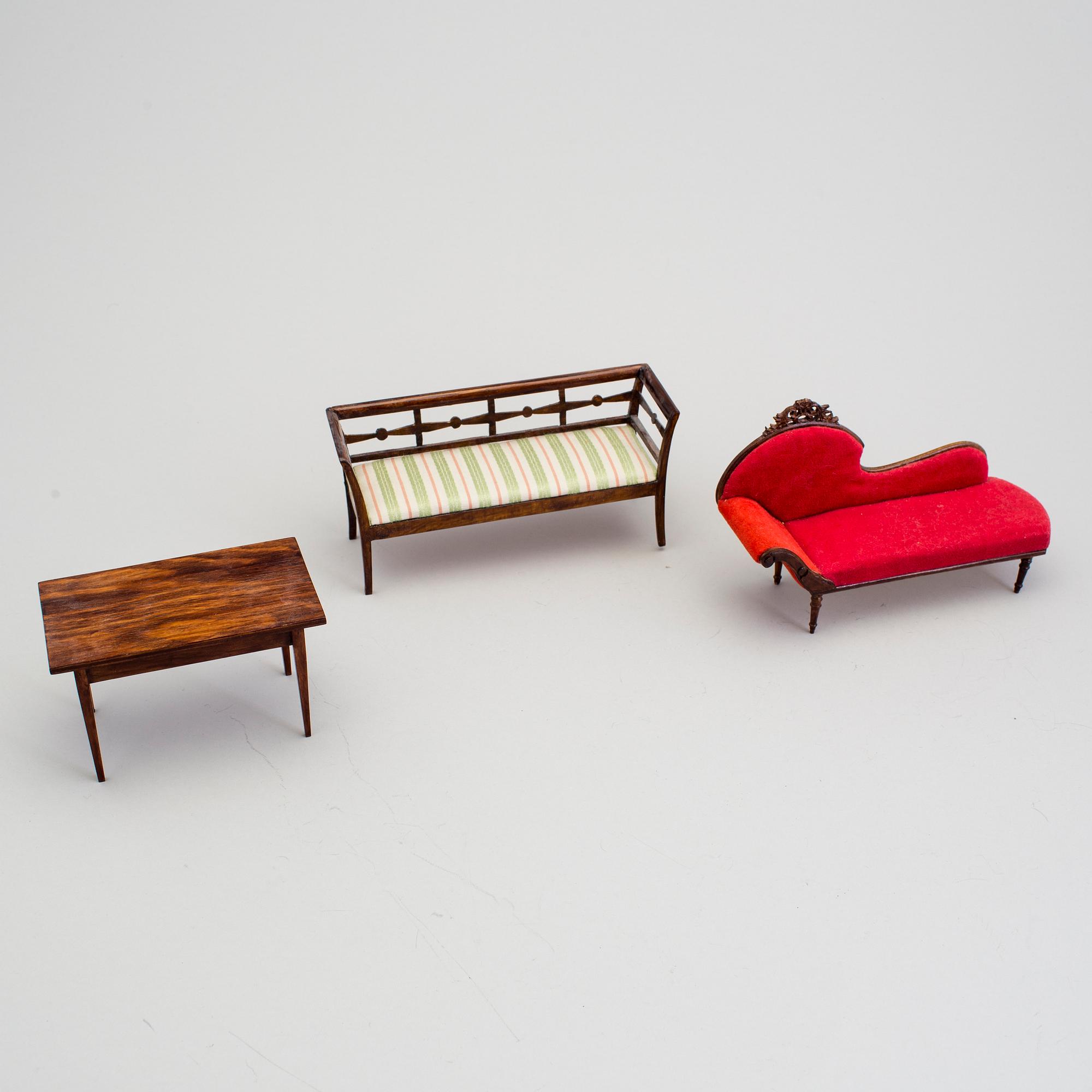 A lot of 18 pieces of doll house furniture by Nolbyn Värmländskt hantverk first half of the 20th century.