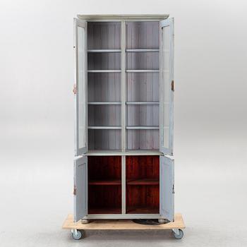 Vitrinskåp, 1900-talets början.